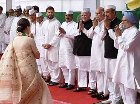 Sonia Gandhi hoists tricolour at Congress headquarters Sonia Gandhi hoists tricolour at Congress headquarters