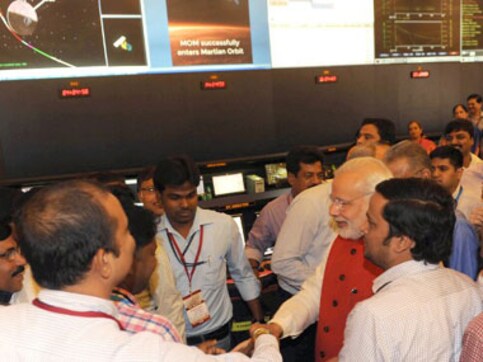 ISRO scientists present first Mangalyaan pictures of Mars to Modi ISRO scientists present first Mangalyaan pictures of Mars to Modi