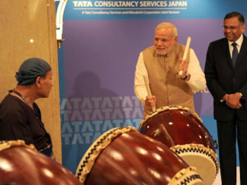 PM Modi displays skills as a drummer with Japanese percussionists PM Modi displays skills as a drummer with Japanese percussionists