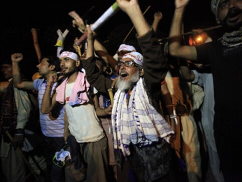 Pakistan: Protesters storm state TV complex, cut off transmission Pakistan: Protesters storm state TV complex, cut off transmission