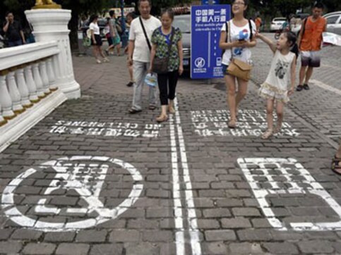 China creates its first cellphone-free sidewalk China creates its first cellphone-free sidewalk