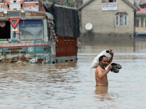 Rains return to Jammu and Kashmir: Hampers rescue operations in the valley Rains return to Jammu and Kashmir: Hampers rescue operations in the valley
