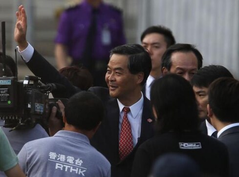 Hong Kong leader refuses to resign but offers talks with protesters Hong Kong leader refuses to resign but offers talks with protesters