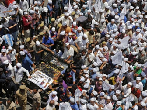 PM Modi's Swachh Bharat: Delhi BJP, AAP in full-blown 'garbage politics' PM Modi's Swachh Bharat: Delhi BJP, AAP in full-blown 'garbage politics'