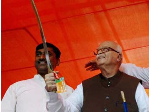 LK Advani advocates BJP, Sena tie-up in Maharashtra to form govt LK Advani advocates BJP, Sena tie-up in Maharashtra to form govt