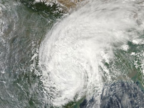 Heavy rains lash Puducherry, but no threat of cyclone in Tamil Nadu Heavy rains lash Puducherry, but no threat of cyclone in Tamil Nadu
