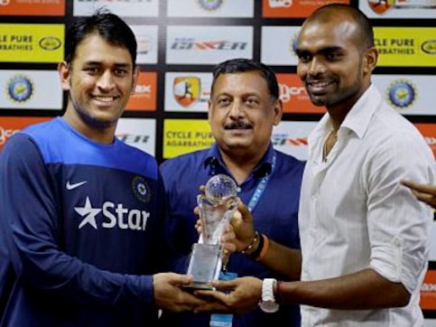Dhoni honours Asian Games hockey final hero Sreejesh on behalf of KCA Dhoni honours Asian Games hockey final hero Sreejesh on behalf of KCA
