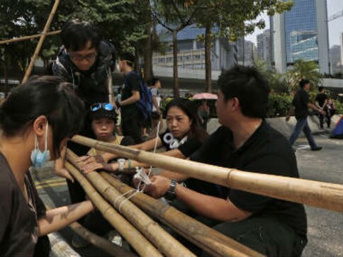 Hong Kong: Crowd tries to charge at pro-democracy protestors