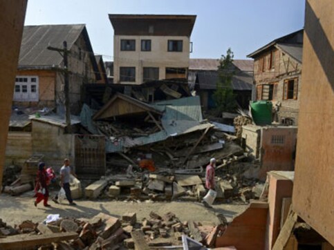Kashmir flood: Victims get peanuts to rebuild houses; pitch hope on Modi Kashmir flood: Victims get peanuts to rebuild houses; pitch hope on Modi
