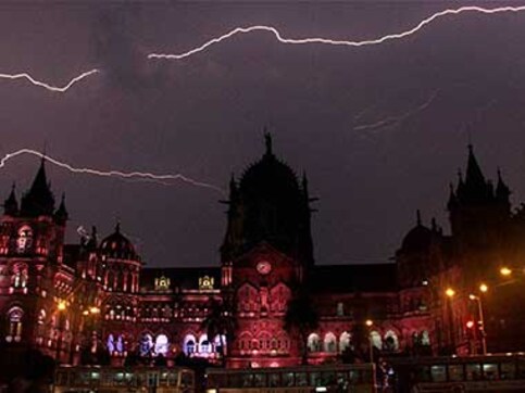 Heavy downpour in Mumbai brings relief from heat Heavy downpour in Mumbai brings relief from heat