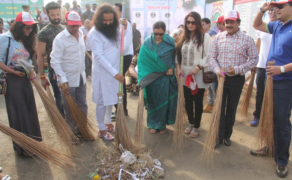 Photos: Gurmeet Ram Rahim Singh of Dera Sacha Sauda takes part in Swachh Bharat Abhiyan Photos: Gurmeet Ram Rahim Singh of Dera Sacha Sauda takes part in Swachh Bharat Abhiyan
