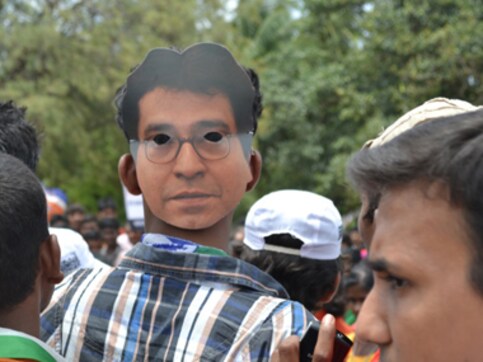 Raj Thackeray tops online popularity as Chavan, Fadnavis trail behind: Google Raj Thackeray tops online popularity as Chavan, Fadnavis trail behind: Google