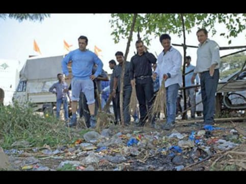 PM Modi praises Salman Khan for his 'Swachh Bharat' drive in Karjat PM Modi praises Salman Khan for his 'Swachh Bharat' drive in Karjat