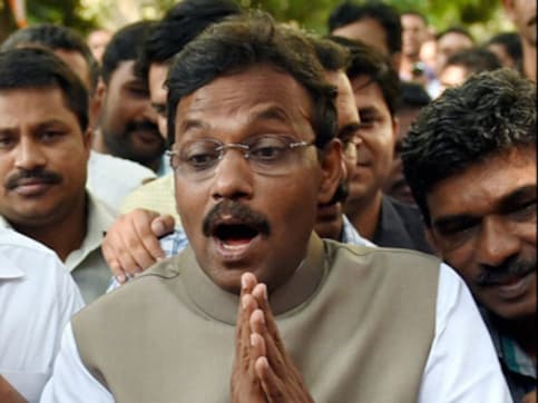 Vinod Tawde gets into a scuffle with guards, denied entry in Rajnath Singh's car Vinod Tawde gets into a scuffle with guards, denied entry in Rajnath Singh's car