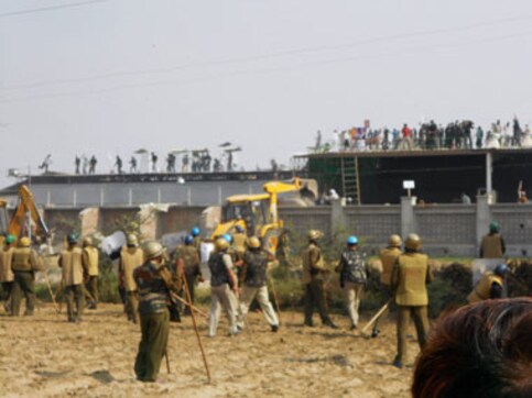 News Broadcasters Association condemn assault of journalists outside Rampal's ashram News Broadcasters Association condemn assault of journalists outside Rampal's ashram