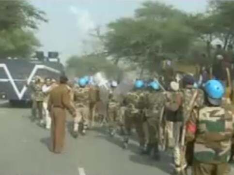 'Godman' Rampal's supporters clash with Hisar police: Teargas, firing injures many 'Godman' Rampal's supporters clash with Hisar police: Teargas, firing injures many