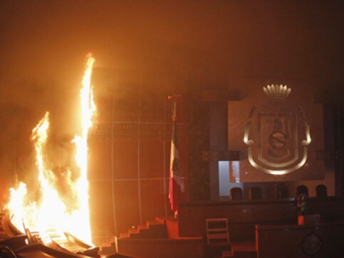 Mexico: Enraged protesters burn down state congress over student massacre Mexico: Enraged protesters burn down state congress over student massacre