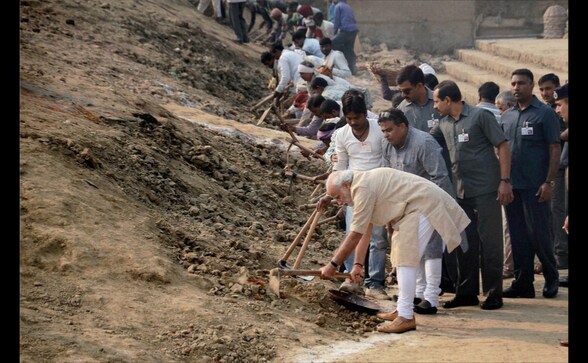 Photos: PM Narendra Modi launches Swachh Bharat Abhiyan in Varanasi Photos: PM Narendra Modi launches Swachh Bharat Abhiyan in Varanasi