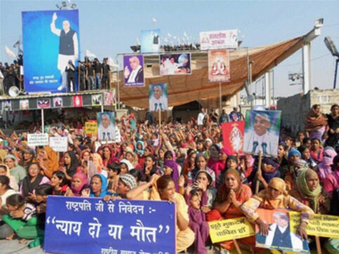 Operation to nab 'godman' Rampal to continue as followers leave overnight Operation to nab 'godman' Rampal to continue as followers leave overnight
