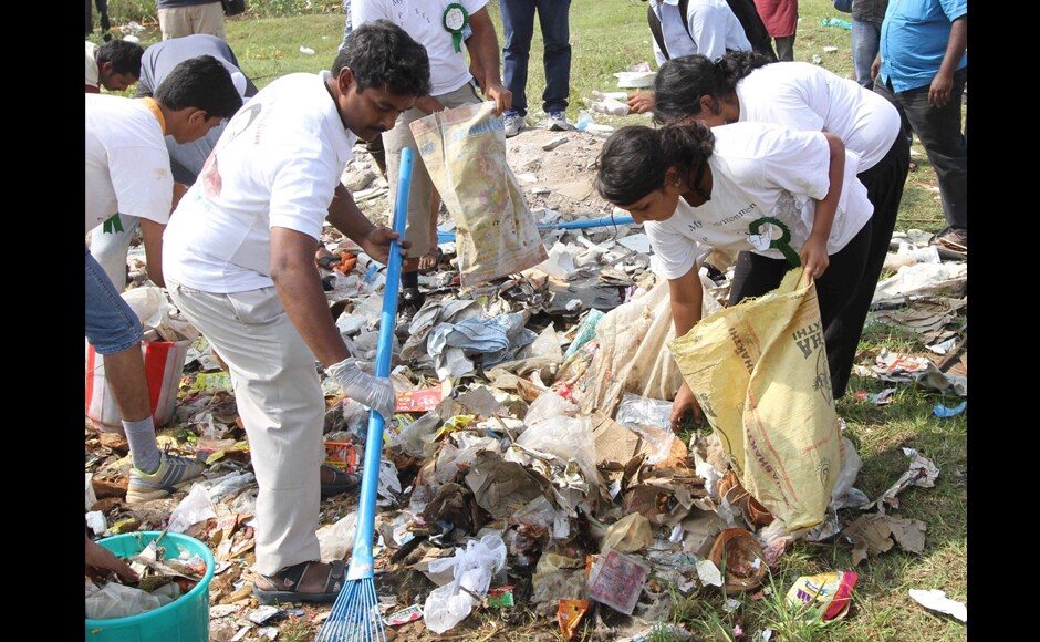 The actor was joined by volunteers in his efforts towards cleanliness. Firstpost The actor was joined by volunteers in his efforts towards cleanliness. Firstpost