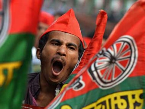 UP Election 2017: Rape accused SP candidate Gayatri Prajapati conspicuous by absence at Akhilesh's rally UP Election 2017: Rape accused SP candidate Gayatri Prajapati conspicuous by absence at Akhilesh's rally