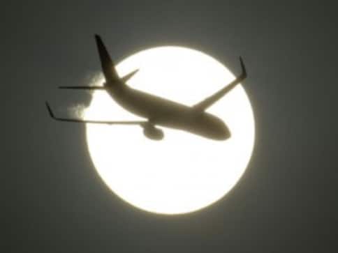 Airline stocks take off on cut in jet fuel prices