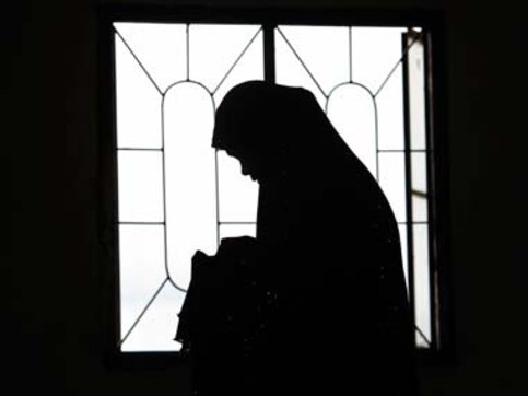 Woman pushed out of moving train after being robbed in Madhya Pradesh Woman pushed out of moving train after being robbed in Madhya Pradesh