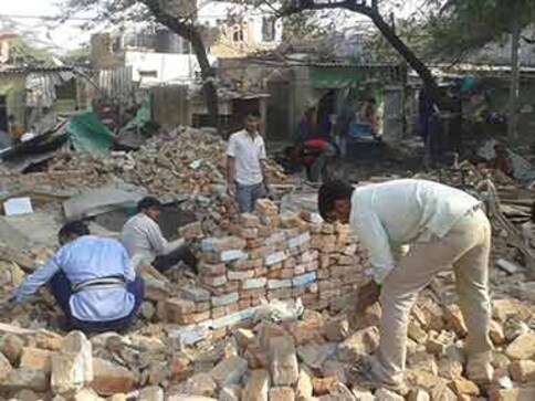 Delhi: Jhuggi demolition leaves thousands roofless on cold winter night