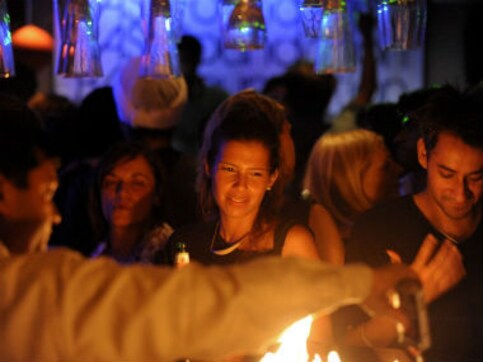 New Year's Eve: Delhi pubs offer women taxi rides, in Mumbai locals to run till late New Year's Eve: Delhi pubs offer women taxi rides, in Mumbai locals to run till late