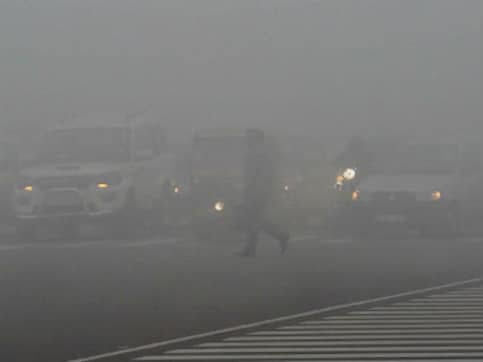 Delhi: Dense fog delays 115 trains, temp at 5 degrees Delhi: Dense fog delays 115 trains, temp at 5 degrees