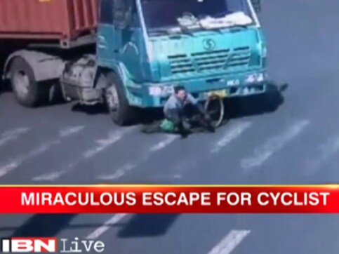 Christmas Miracle: Chinese cyclist gets mowed down by truck, survives to tell tale Christmas Miracle: Chinese cyclist gets mowed down by truck, survives to tell tale