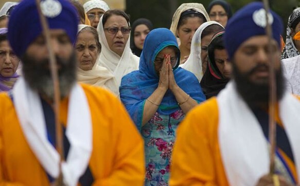 Sikhs in US feel vulnerable, join hands with Muslims to combat backlash Sikhs in US feel vulnerable, join hands with Muslims to combat backlash