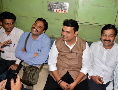 Aam aadmi CM: Maharashtra's Fadnavis takes a ride on local, clicks selfies with passengers Aam aadmi CM: Maharashtra's Fadnavis takes a ride on local, clicks selfies with passengers