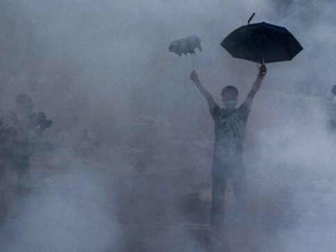 Hong Kong protesters dwindle as day to clear main camp site nears Hong Kong protesters dwindle as day to clear main camp site nears