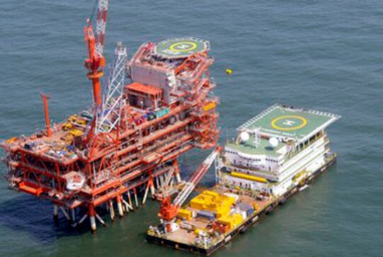 Crude oil prices falls to five-year low on oversupply forecasts