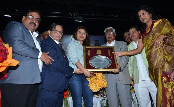 Photos: Rani Mukerji felicitated by the University of Mumbai Photos: Rani Mukerji felicitated by the University of Mumbai