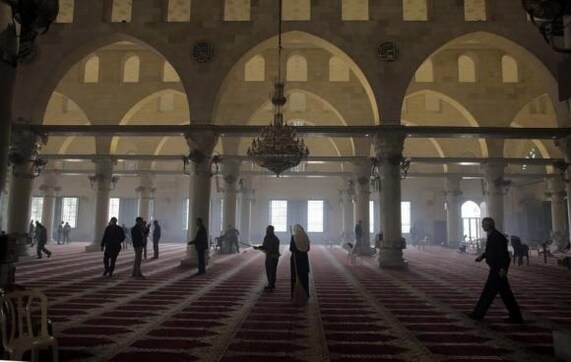 Israel shuts Muslim groups over Jerusalem shrine tensions Israel shuts Muslim groups over Jerusalem shrine tensions