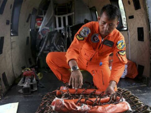 AirAsia QZ8501 crash: Divers enter water to search for wreckage AirAsia QZ8501 crash: Divers enter water to search for wreckage