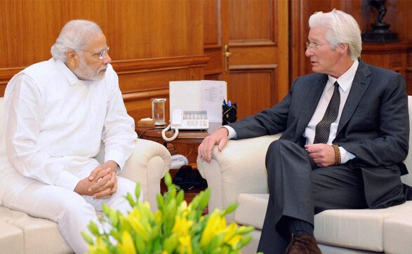 Photo: Richard Gere meets PM Modi, gifts him flowers and Tibetan scarf Photo: Richard Gere meets PM Modi, gifts him flowers and Tibetan scarf