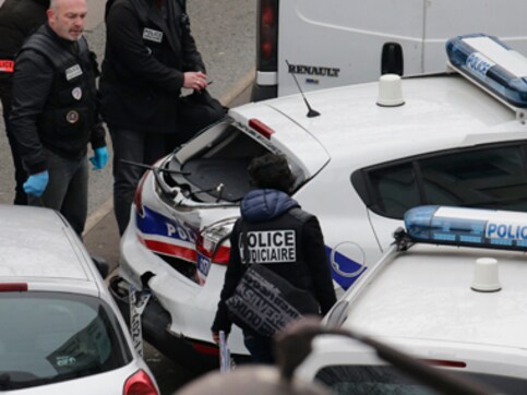 Two seriously injured in fresh attacks in Paris, gunman on the run Two seriously injured in fresh attacks in Paris, gunman on the run