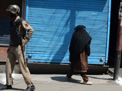 Geelani, Yasin Malik call for protests against Charlie Hebdo, Kashmir Valley shuts down Geelani, Yasin Malik call for protests against Charlie Hebdo, Kashmir Valley shuts down