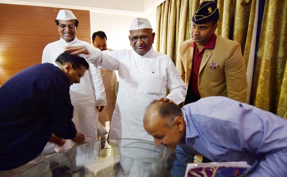 Four years after split, Anna Hazare and Arvind Kejriwal reunite to protest land bill Four years after split, Anna Hazare and Arvind Kejriwal reunite to protest land bill