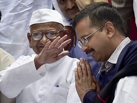 Land ordinance protest: At Anna's rally, Arvind Kejriwal becomes show-stealer Land ordinance protest: At Anna's rally, Arvind Kejriwal becomes show-stealer