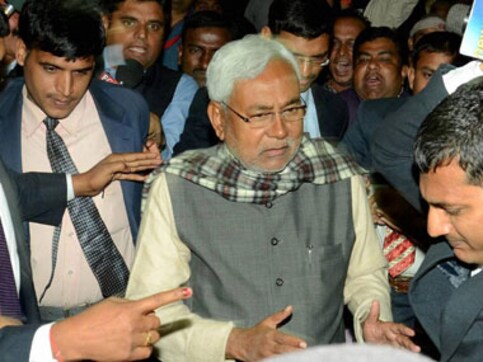 Bihar crisis: Nitish leaves for Delhi with supporting MLAs Bihar crisis: Nitish leaves for Delhi with supporting MLAs