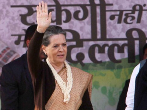 Modi a pracharak, Kejriwal dharnebaaj, says Sonia in Delhi poll rally Modi a pracharak, Kejriwal dharnebaaj, says Sonia in Delhi poll rally