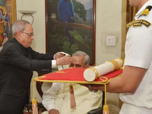 Former PM Vajpayee conferred Bharat Ratna by President Pranab Mukherjee Former PM Vajpayee conferred Bharat Ratna by President Pranab Mukherjee