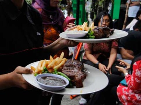 Holy Cow! Haryana CM says 'Muslims can live in India but must stop eating beef' Holy Cow! Haryana CM says 'Muslims can live in India but must stop eating beef'