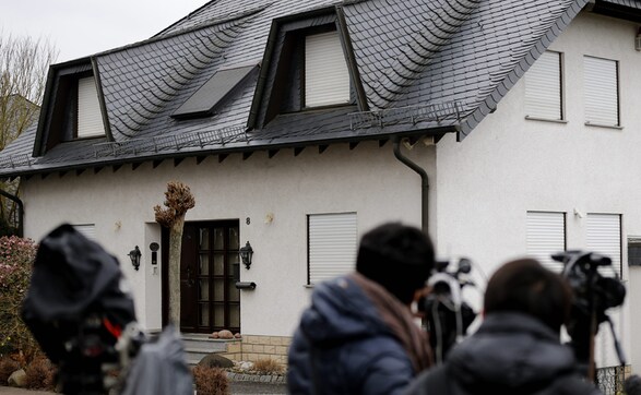 Cops search Germanwing co-pilot's home, pursue motive behind airline crash Cops search Germanwing co-pilot's home, pursue motive behind airline crash