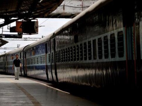 Madhya Pradesh minister, wife robbed in train near Agra Madhya Pradesh minister, wife robbed in train near Agra