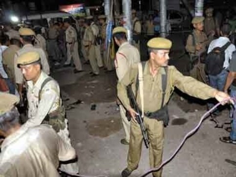 Allahabad: Fired in 'self-defence' after lawyers attacked me, says sub-inspector Allahabad: Fired in 'self-defence' after lawyers attacked me, says sub-inspector